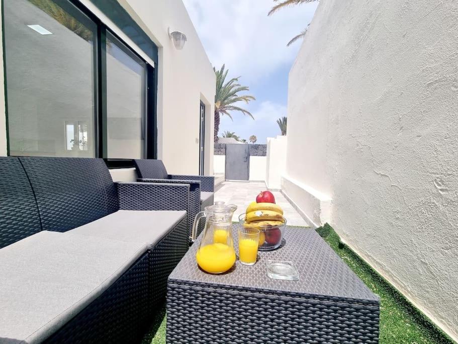 Pequeno Bungalow Firt Line Of The Sea Costa Teguise Eksteriør billede