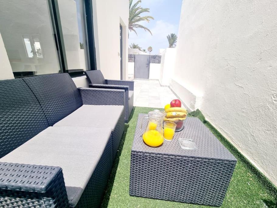 Pequeno Bungalow Firt Line Of The Sea Costa Teguise Eksteriør billede