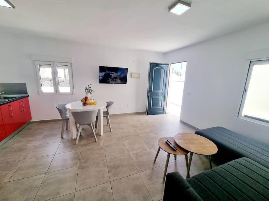 Pequeno Bungalow Firt Line Of The Sea Costa Teguise Eksteriør billede